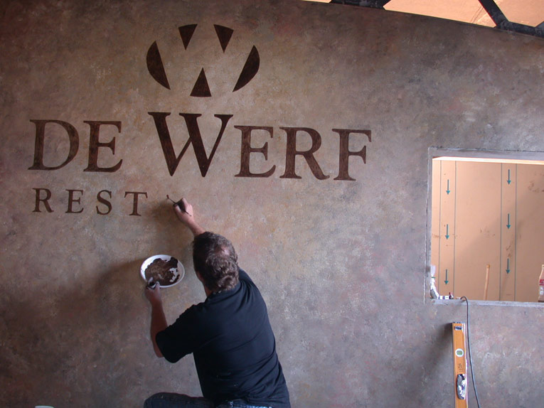 logo op de muur van restaurant de Werf